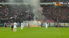 VIDEO: Slovan pocítil trnavské peklo okamžite. Päť minút sa nehralo, zasahovať museli hasiči