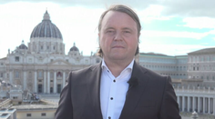 Ján Tribula naživo z Vatikánu: Kardináli sú už v úplnej izolácii, ľudia upierajú zrak ku komínu