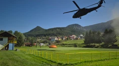 Hasiči už tretí deň bojujú s požiarom lesa na Liptove. Pomáha aj vrtuľník Black Hawk