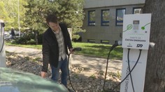 Za 100 kilometrov jazdy 2,5 eura. Lukáš si starší elektromobil pochvaľuje, záujem o elektrické „jazdenky“ rastie