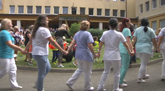 V Snine domáci na protest vytvorili okolo nemocnice živú reťaz. Nechcú, aby im vzali pôrodnicu