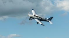 Lietadlo s turistami pristálo na rozbúrenom mori. Zlyhal mu motor