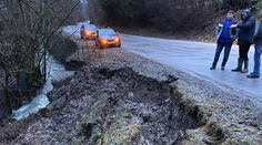 FOTO: Brehy potoka v Dolnom Kubíne sa zosúvajú, vyhlásili tretí povodňový stupeň