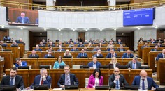 Platy poslancov sa budúci rok v súvislosti s konsolidáciou znížia, dohodla sa koalícia