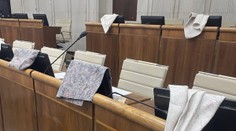 Matovič sa postaral o ďalší rozruch. Poslancom Hlasu rozdal handry