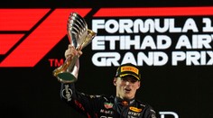 Finále F1: Vettel na rozlúčku rozdával „donuty“, rekordérom Verstappen a Hamilton prvýkrát naprázdno