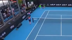VIDEO: Krušné chvíle na Australian Open. Podávačka lôpt skolabovala, hráči jej pribehli na pomoc