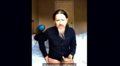 Írsky poslanec sa vo videohovore s eurokomisárom objavil v slipoch, celý čas si masíroval stehná