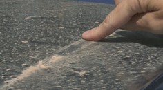 Piesok zo Sahary zasiahol Slovensko. Ak si nechcete poškodiť lak na aute, zbavte sa ho inak