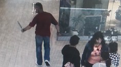 Zákazníci obchodného centra v Lučenci zažili chvíle hrôzy. S nožom v ruke ich ohrozoval recidivista