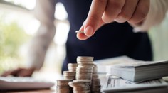 Dobrá správa pre naše peňaženky: Nerastú len ceny v obchodoch, ale hore išli aj platy