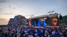 Kritika pompéznych osláv na Devíne: Herci Hajdu a Mikulčík sa obuli do použitia záberov v dokrútkach