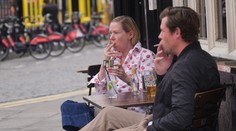 Anglická vláda rozpútala boj s cigaretami. Chce zakázať fajčenie na verejnosti, a to aj vonku