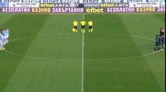 VIDEO: Klub si uctil minútou ticha bývalého hráča, aj keď stále žije. Ten na faux pas našiel aj pozitívum