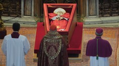 Telo pápeža muselo pred vystavením prejsť precíznym procesom. Čo zahŕňa balzamovanie, prezradil odborník