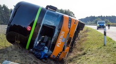 Vážna nehoda autobusu cestou z Prahy. Zranilo sa 31 ľudí