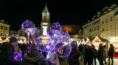 V centre Bratislavy zavládla vianočná atmosféra. Na trhoch sa najete či napijete o čosi drahšie než vlani