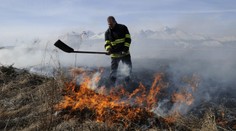 Desiatky hasičov likvidujú už niekoľko hodín rozsiahly požiar trávy v Tisovci