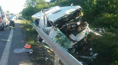 VIDEO: Po zrážke autobusu a dodávky skončilo v nemocnici 12 cestujúcich, traja sú ťažko zranení