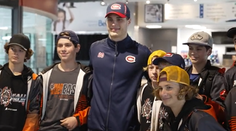 VIDEO: Slafkovský sa stretol s krajanmi. Po tréningu privítal mladých hokejistov zo Slovenska