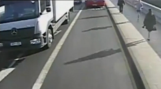 Pôsobil ako pokojný bežec. Muž zrazu strčil ženu pod kolesá autobusu