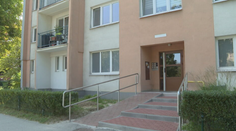 Manžel vyšiel z bytu so zakrvavenou zbraňou v rukách. Dobodanej žene v Košiciach pomôcť nedokázali