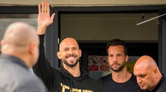 Kontroverzného influencera obvinili zo znásilnenia a ďalších trestných činov aj v Británii