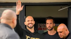 Kontroverzného influencera obvinili zo znásilnenia a ďalších trestných činov aj v Británii