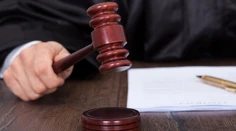 Známeho advokáta obžalovali z nepriamej korupcie. Zastupoval aj členov piťovcov
