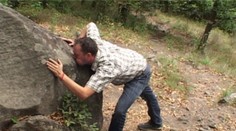 Obrovská skala a v nej dve dierky. Trúbiaci kameň sme si vyskúšali sami