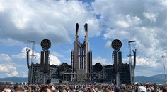 Rammstein si pripravil veľkolepú šou. Techniku priviezlo do Trenčína 53 kamiónov