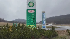 Palivá v Poľsku zlacneli o vyše 20 centov. Benzín je tam opäť lacnejší než na Slovensku