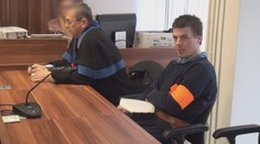 Opitý mladík prepadol dôchodcu priamo pred policajnou stanicou