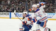 VIDEO: Edmonton otočil zápas a získal postupový mečbal. Výhru zariadil netradičný strelec