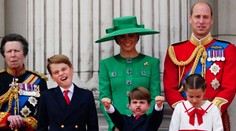 FOTO: Grimasami si získajú všetkých. Kráľovské deti oslávili narodeniny starého otca vo veľkom štýle