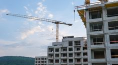 Jedna z väčších bánk ide proti prúdu. Znížila úrokové sadzby pri hypotékach