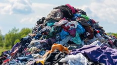 Staré šatstvo už nemusí skončiť v odpade. Obce majú povinnosť zabezpečiť jeho zber