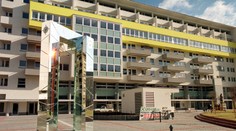 Na Námestí Martina Benku si strelila do hlavy mladá žena na materskej