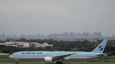 VIDEO: Dráma na palube lietadla s 239 cestujúcimi. Mladík chcel počas letu otvoriť núdzový východ