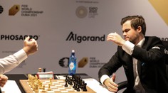 Majster sveta v šachu obvinil súpera z podvádzania. Šíri sa bizarná teória, ako to mal urobiť