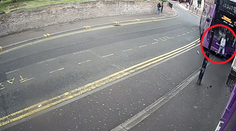 Do muža vrazil poschodový autobus. Vstal a vošiel do krčmy