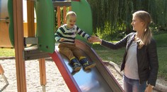 Rodičia si budú musieť pre dieťa do 3 rokov zaplatiť profesionálnu opatrovateľku