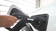 Pred pár rokmi boli raritou, dnes ich pribúda každým mesiacom. Pre koho je elektromobil lepšou voľbou?