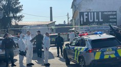 Z domu, kde našli brutálne dobodaného muža, odviedla polícia staršieho muža so sáčkami na rukách