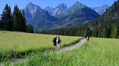 Holandskí turisti aj Poliak uviazli v Tatrách, evakuoval ich vrtuľník
