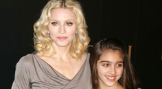 Madonnina dcéra opäť šokuje. Na prehliadke jej bradavky zakrývali len mušle