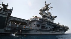 Vojačka porodila na palube lietadlovej lode. Zrejme ani netušila, že je tehotná