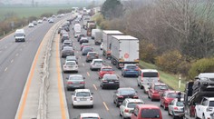 Polícia upozorňuje vodičov, ktorí bezdôvodne jazdia v strednom pruhu: Hrozí im za to pokuta