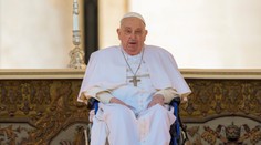 FOTO: Pápež František prekvapil veriacich. Prvýkrát od prepustenia z nemocnice sa objavil na verejnosti