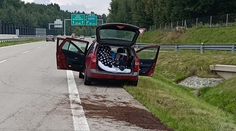 Poriadne opitý cestou zo Slovenska havaroval. Ustlal si v kufri a spal, kým sa vedľa hral jeho syn (FOTO)